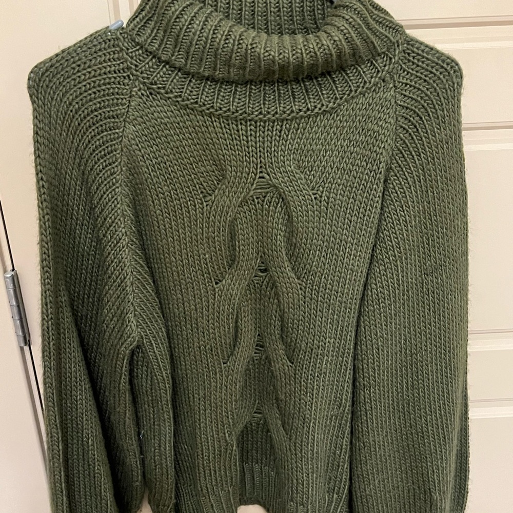 Zenana- Turtle neck with puffer sleeves- Only worn once- Size S